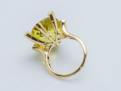  An 18K (750 ‰) yellow gold ring set with a large faceted oval lemon quartz weighing...