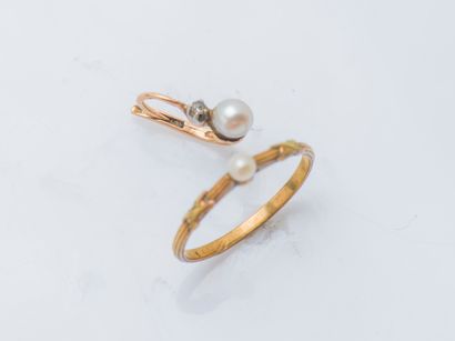  Set of a ring and a sleeper in 18K yellow gold (750 ‰) each set with a small pearl....
