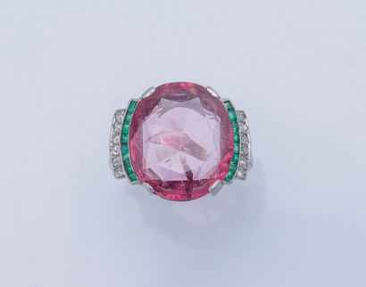  Platinum ring (950 ‰) set with a pale pink spinel unheated (weak presence of oil)...