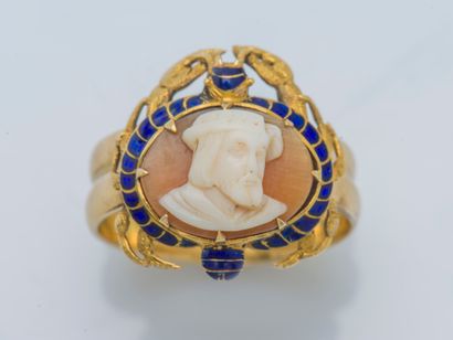 null 18K (750 ‰) yellow gold ring the bezel drawing a crab enhanced with blue enamel,...