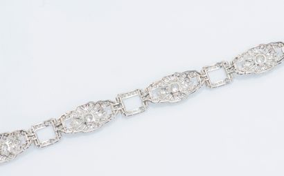 null Bracelet ruban articulé en platine (950 ‰) à maillons fleuron et rectangulaires...