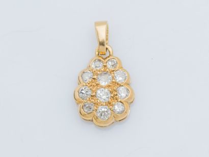 null Polylobed pendant in 18K yellow gold (750 ‰) set with round old-cut diamonds.

Height...