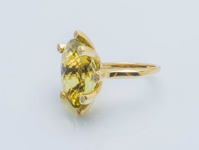  An 18K (750 ‰) yellow gold ring set with a large faceted oval lemon quartz weighing...