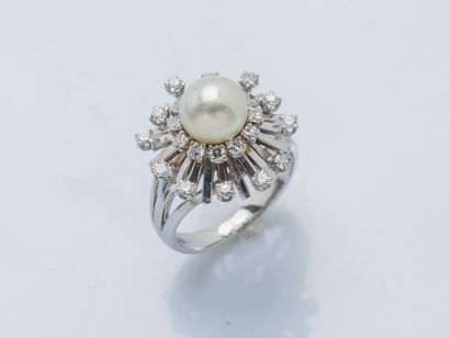  18K (750 ‰) white gold and (950 ‰) platinum flower ring set with a cultured pearl...