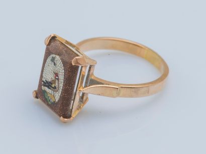 null 18K (750 ‰) yellow gold ring adorned with a rectangular micro-mosaic depicting...