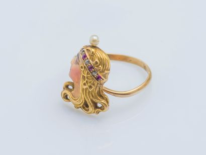 null A 14-karat yellow gold ring (585 ‰) the bezel drawing a female profile wearing...