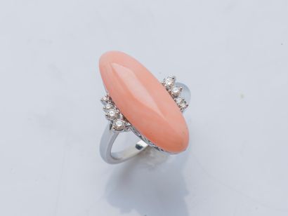 null An 18K (750 ‰) white gold ring set with a coral cabochon (corallium spp. CITES...