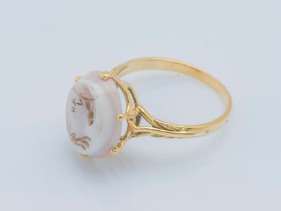 null An 18K (750 ‰) yellow gold ring set with an intaglio on milky agate depicting...