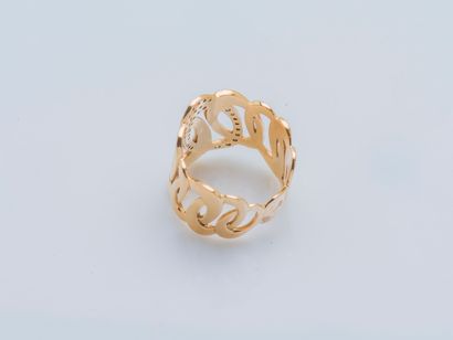 null An 18K (750 ‰) rose gold band ring drawing interlaced rings, one of which is...
