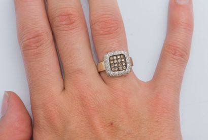  18K (750 ‰) white gold ring the square bezel paved with brilliant-cut brown diamonds...