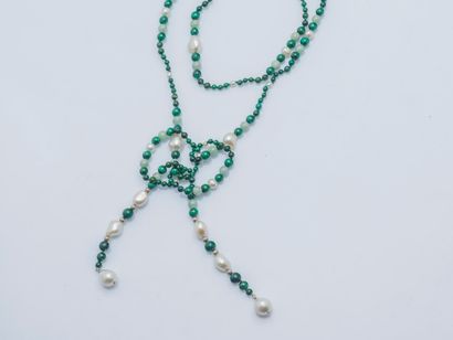 null Tie necklace drawing a negligee composed of irregular freshwater cultured pearls...