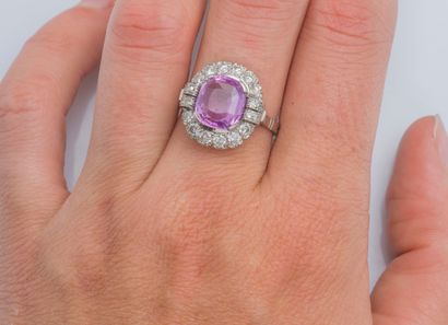 null Platinum ring (950 ‰) set with an oval pink sapphire weighing approximately...