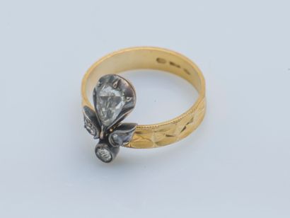  Bague aigrette en or jaune 18 carats (750 ‰) et argent (800 ‰) formée d’un anneau...