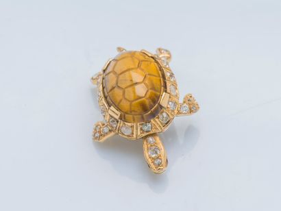 null An 18k yellow gold (750 ‰) turtle brooch the carapace in engraved tiger's eye,...