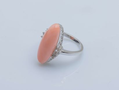 null An 18K (750 ‰) white gold ring set with a coral cabochon (corallium spp. CITES...