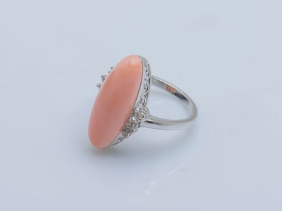 null Bague en or gris 18 carats (750 ‰) sertie d’un cabochon de corail (corallium...