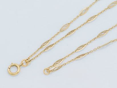  Watch chain in 18K yellow gold (750 ‰) with filigree oval links interspersed with...