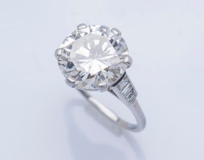 null A platinum (950 ‰) solitaire ring set with an open culet brilliant-cut diamond...