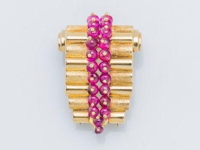 René BOIVIN (1938-1945) An 18K (750 ‰) yellow gold lapel clip brooch drawing a gadrooned...