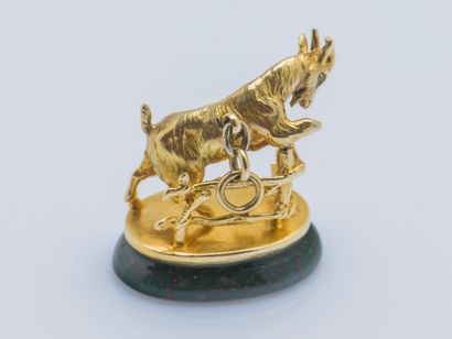 Cachet-pendentif An 18K (750 ‰) yellow gold pendant cover featuring a goat resting...