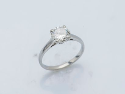  Bague solitaire en platine (950 ‰) ornée d’un diamant demi-taille pesant 1,20 carat...