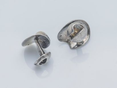 Alain DUCLOS Pair of silver cufflinks (800 ‰) each forming a lozenge with wave motifs....