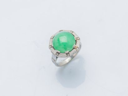 Platinum ring (950 ‰) set with a round jade...