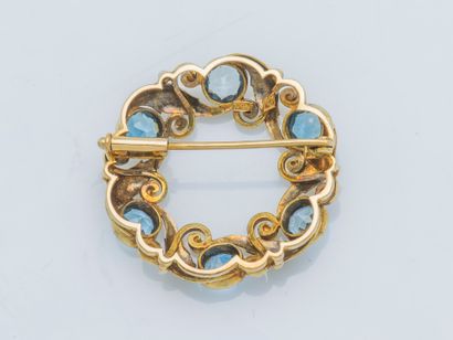 null Round brooch drawing a crown in 14-carat yellow gold (585 ‰) the acanthus leaves...