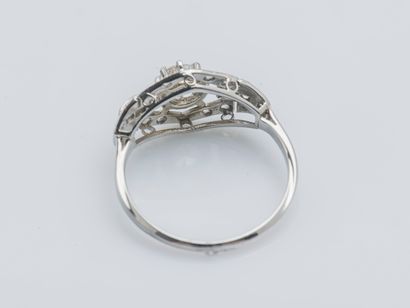  An 18K (750 ‰) white gold and platinum (950 ‰) ring set with an old-cut diamond...