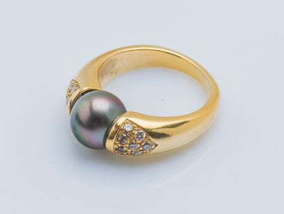 null 18K (750 ‰) yellow gold band ring set with a Tahitian pearl, shouldered by a...