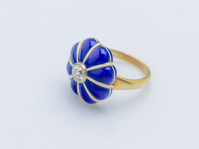 null 18K (750 ‰) yellow gold flower ring the bezel forming a polylobed cushion covered...