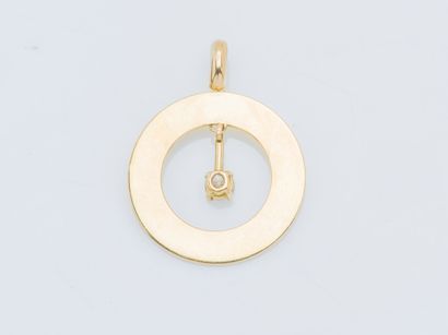  Pendant forming a flat disc in 18K yellow gold (750 ‰) set with a round diamond...