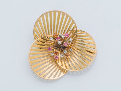 null Broche trèfle en or jaune 18 carats (750 ‰), les trois feuilles rondes ajourées...