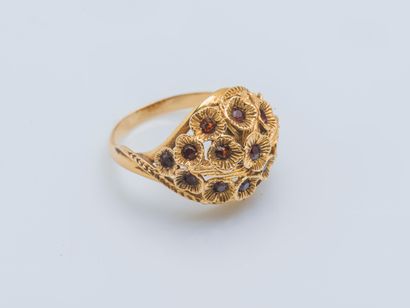 null An 18k yellow gold (750 ‰) ball ring drawing a bouquet of textured corollas,...