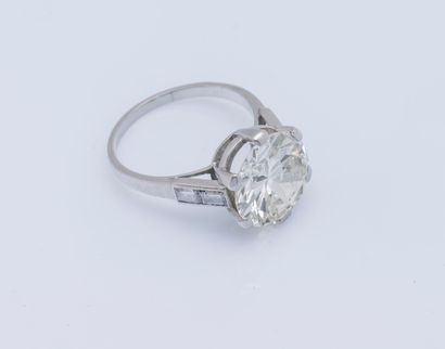 null A platinum (950 ‰) solitaire ring set with an open culet brilliant-cut diamond...