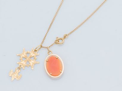 null Chain and two pendants in 18K yellow gold (750 ‰), one set with a shell cameo...