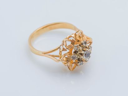  Bague fleur en or rose 18 carats (750 ‰) sertie de sept pierres blanches dans un...