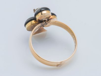  18K (750 ‰) yellow gold clover ring set with three onyx cabochons set with a diamond...