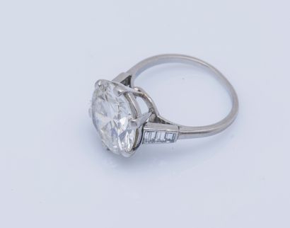 null A platinum (950 ‰) solitaire ring set with an open culet brilliant-cut diamond...