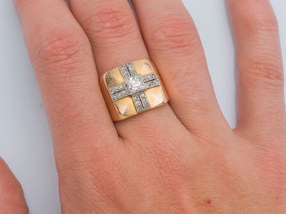 null An 18K (750 ‰) yellow gold and platinum (950 ‰) signet ring set with a diamond...