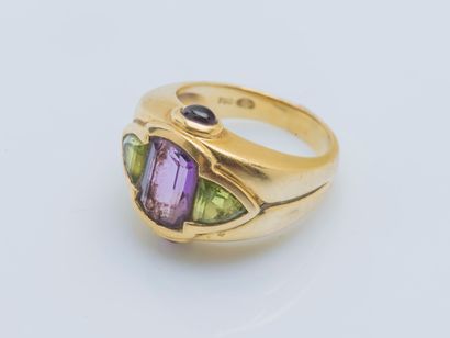 null 18K (750 ‰) yellow gold cambered band ring set with a rectangular amethyst shouldered...
