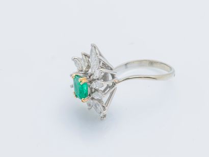  An 18K (750 ‰) white gold daisy ring set with an emerald (sparkle) in a surround...