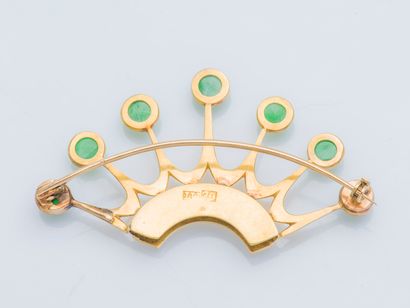  Broche en or jaune 18 carats (750 ‰) dessinant une couronne sertie de sept cabochons...