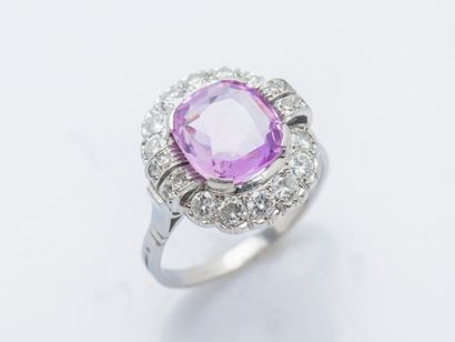 Platinum ring (950 ‰) set with an oval pink...