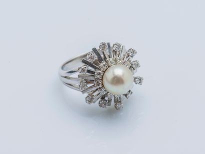 null 
Bague fleur en or gris 18 carats (750 ‰) et platine (950 ‰) sertie d’une perle...