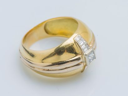  Bague bandeau en or jaune 18 carats (750 ‰) sertie d’une ligne de diamants baguette,...