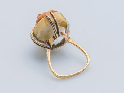 null Important 9-carat yellow gold ring (375 ‰) adorned with a cameo on agate depicting...