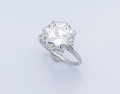  A platinum (950 ‰) solitaire ring set with an open culet brilliant-cut diamond (58...