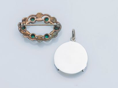  Broche couronne de forme ovale en argent (835 ‰) sertie de cabochons de turquoise...