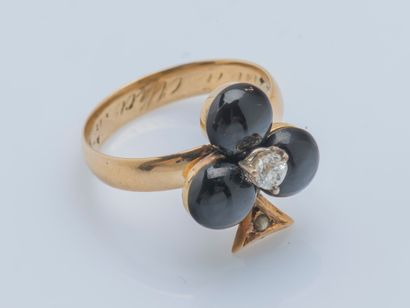 null Bague trèfle en or jaune 18 carats (750 ‰) ornée de trois cabochons d’onyx sertie...